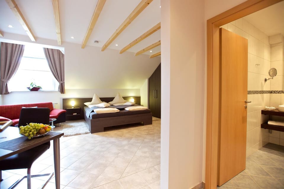 Bed, Photo of the whole room, Seating area