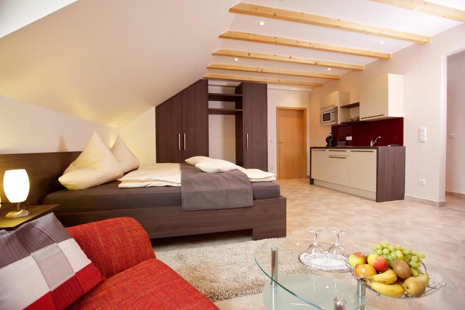 Bed, Kitchen or kitchenette, Photo of the whole room, Seating area, minibar