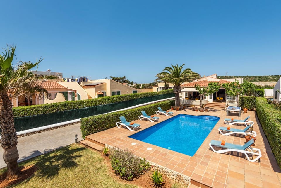 Photo of the whole room, Swimming pool