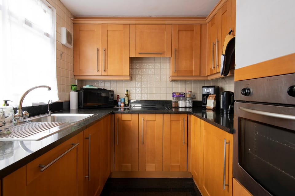 Fantastic 3 Bed Brighton House- Sleeps 6- SUPERFAST WiFi and Garage Apartment in Brighton