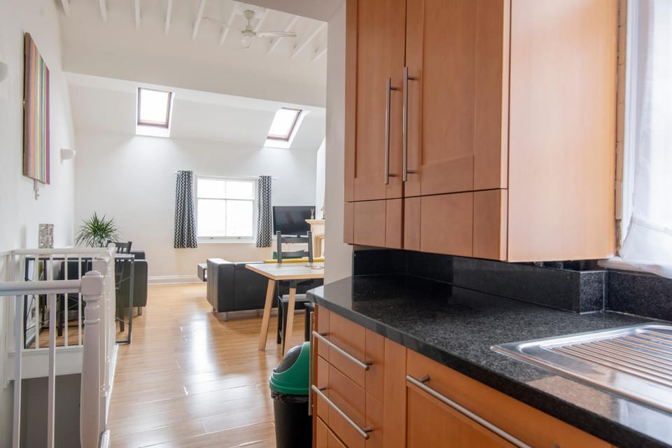 Kitchen or kitchenette, Living room, Seating area, Dining area