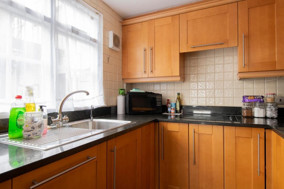 Fantastic 3 Bed Brighton House- Sleeps 6- SUPERFAST WiFi and Garage Apartment in Brighton