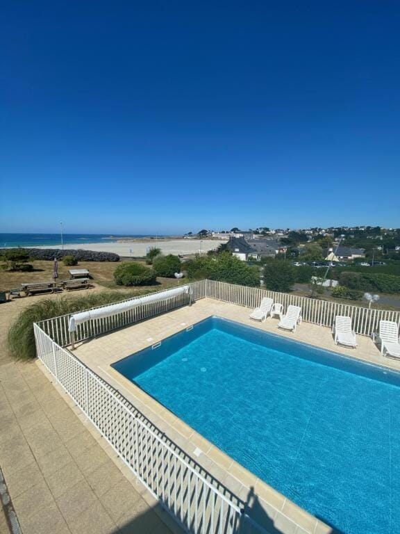 Rez de jardin 5 pers avec piscine, vue directe sur la plage à 40 m Apartment in Trévou-Tréguignec