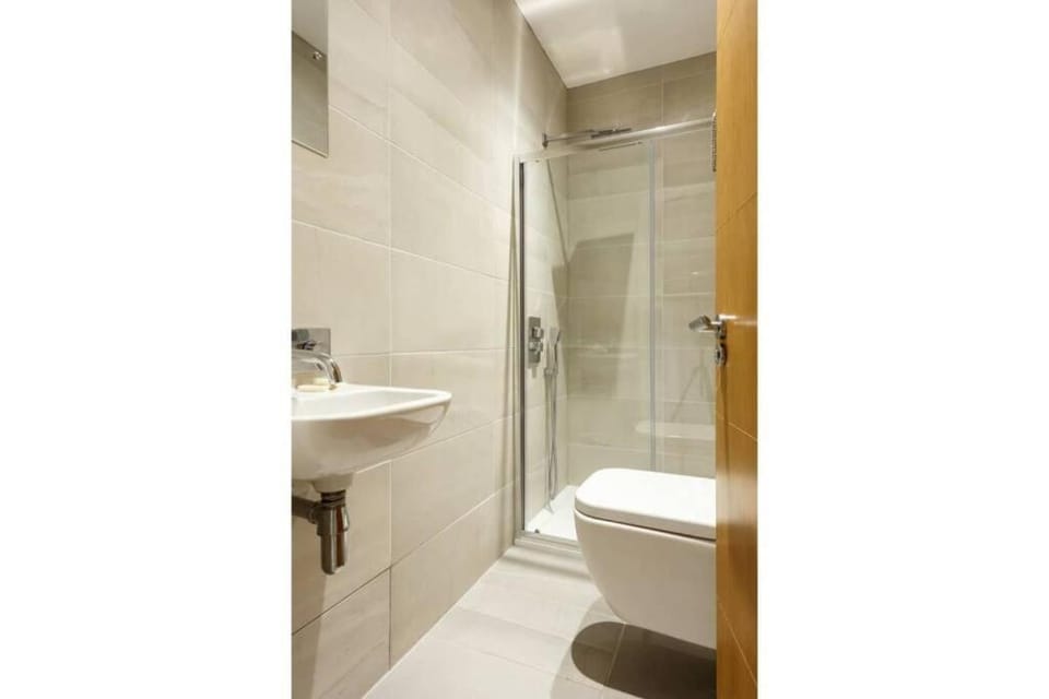 Stylish 2 bed 2 bath *Close To Beach and Centre with parking* Apartment in Bournemouth