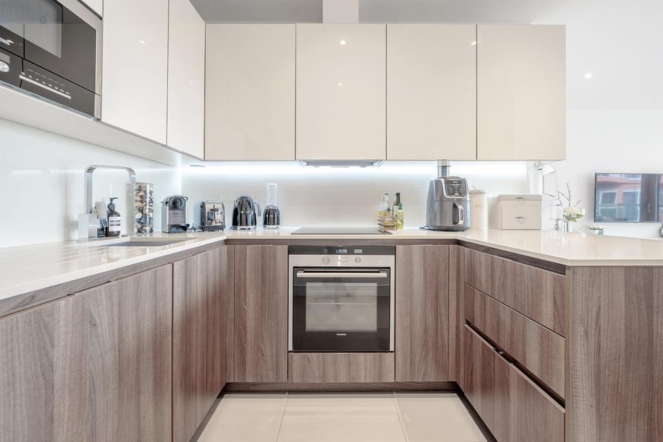 Coffee/tea facilities, dishwasher, microwave, oven, stove, kitchen
