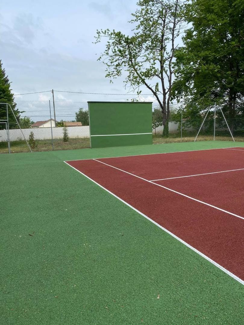 Day, Tennis court