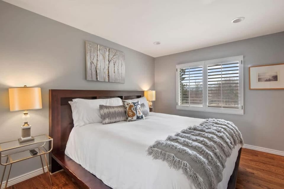 Relaxing Escape + Large Deck - 12 Min to Red Rocks House in Lakewood