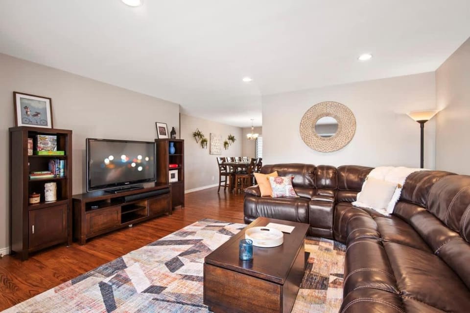 Relaxing Escape + Large Deck - 12 Min to Red Rocks House in Lakewood