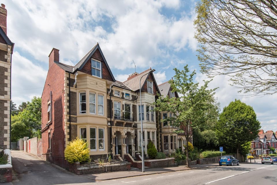 Stylish Apartment by Roath Park and Lake Apartment in Cardiff