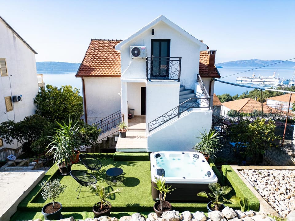Penthouse with private jacuzzi and sea view Apartment in Trogir
