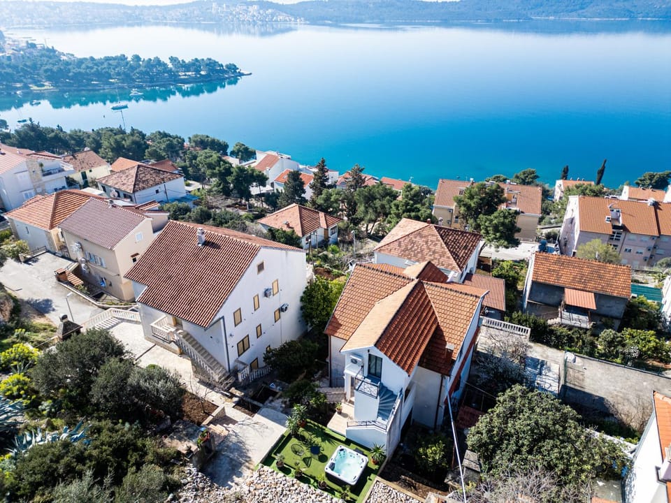 Penthouse with private jacuzzi and sea view Apartment in Trogir