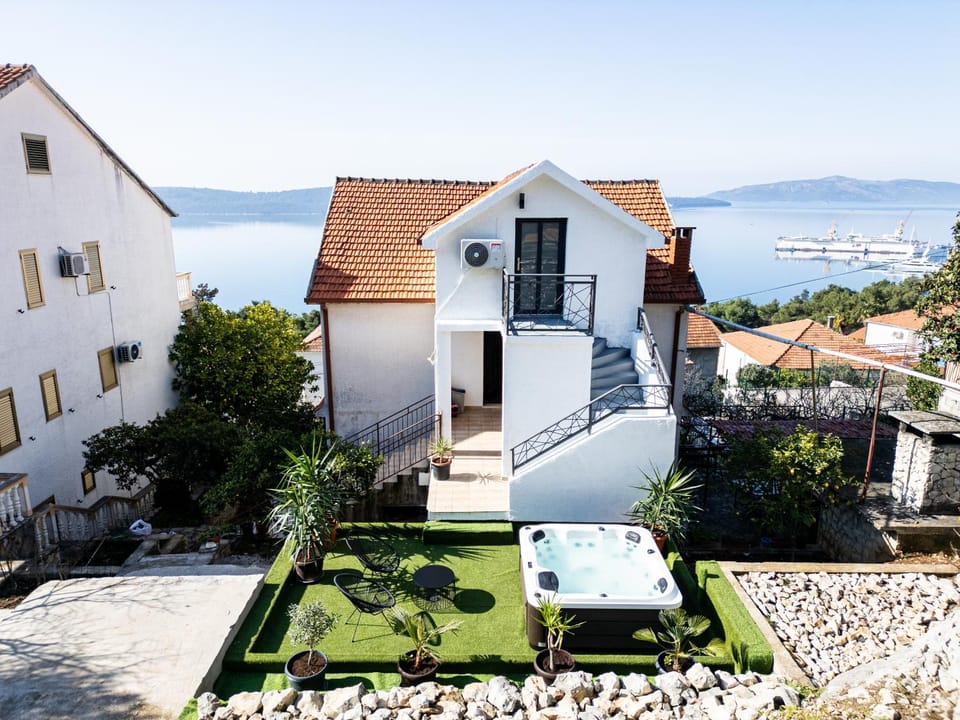 Penthouse with private jacuzzi and sea view Apartment in Trogir