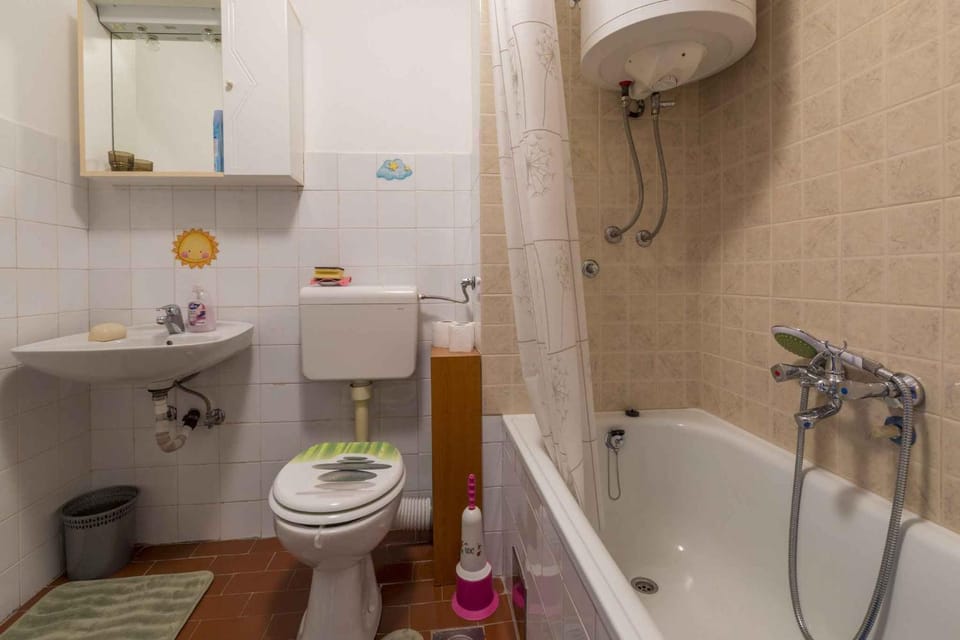 Summer, Bathroom