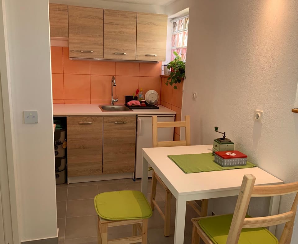 Kitchen or kitchenette, Dining area