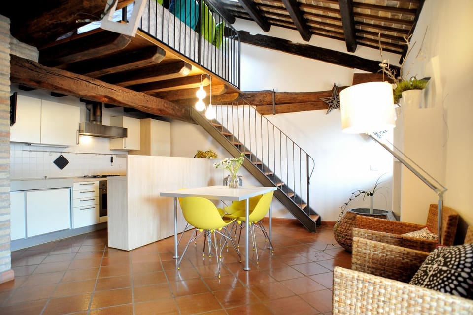 Coffee/tea facilities, Kitchen or kitchenette, Dining area, Communal kitchen