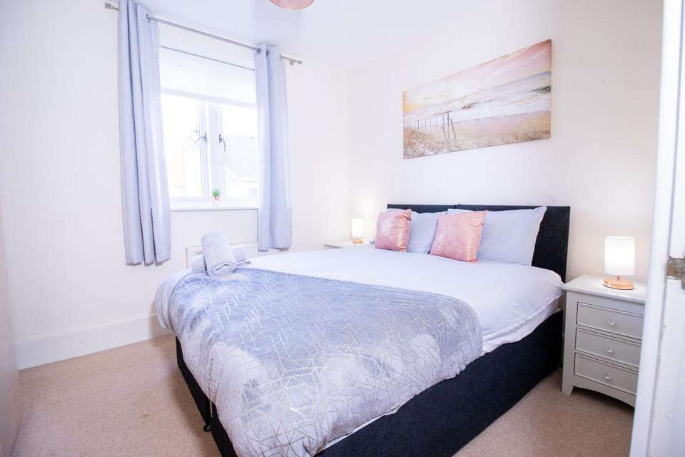 Bed, Photo of the whole room, Bedroom