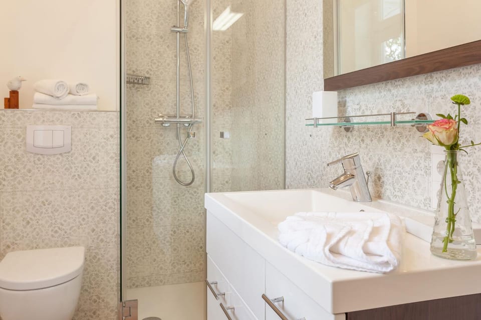 Shower, Toilet, Bathroom, towels