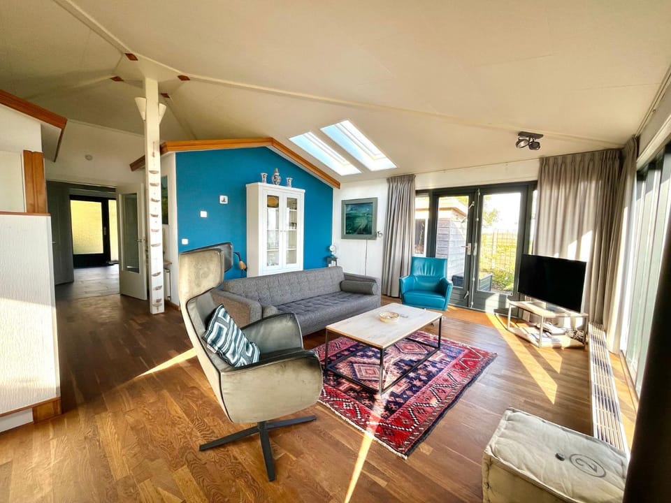 "Heleen" 6 pers, Lauwersmeer waterfront, full equipped and modern House in Anjum