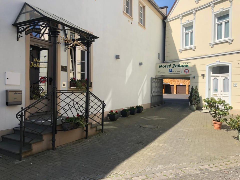 Facade/entrance