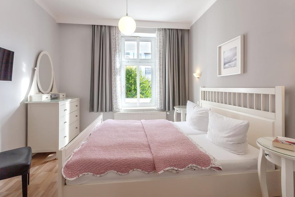 Bed, TV and multimedia, Bedroom