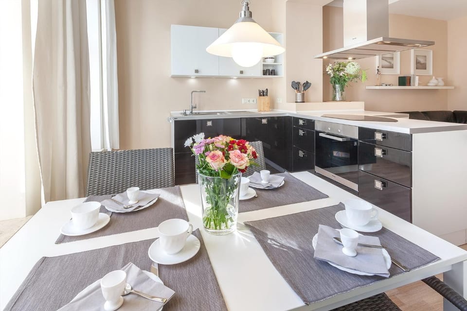 Kitchen or kitchenette, Food and drinks, Dining area, Food, stove