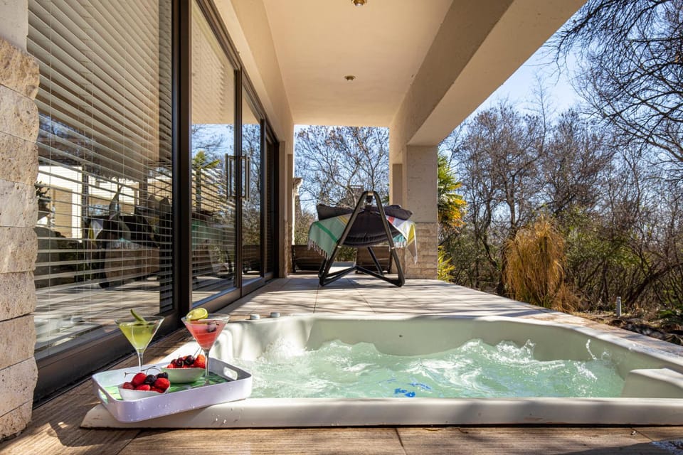 Property building, Patio, Spring, Day, Natural landscape, Garden, Hot Tub, View (from property/room), Garden view, sunbed