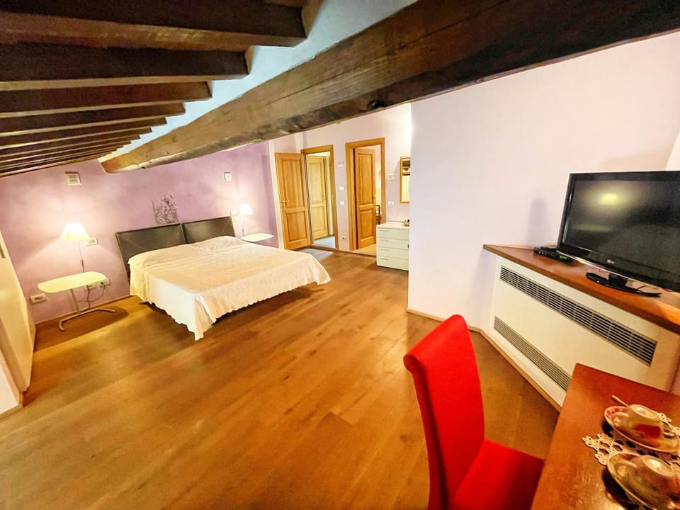 Bed, TV and multimedia, Photo of the whole room, Bedroom