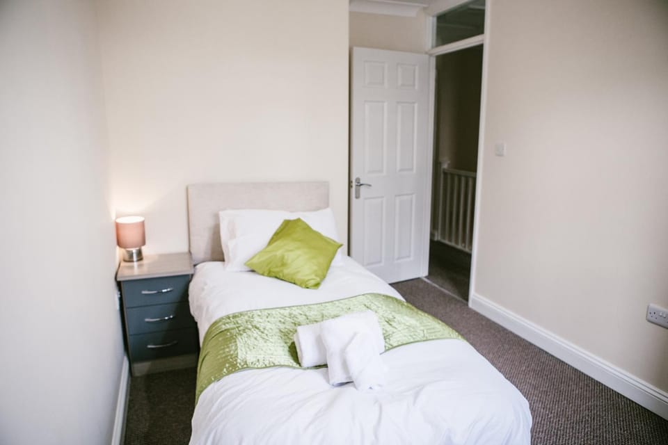 Bed, Bedroom, towels