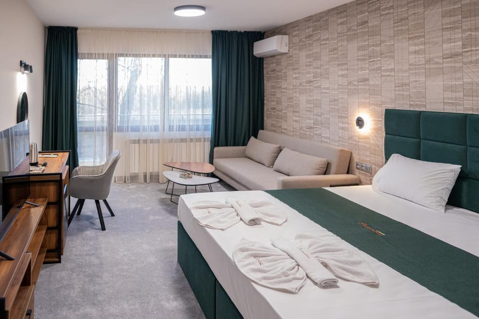 Bed, Living room, Photo of the whole room, Seating area, Bedroom, towels