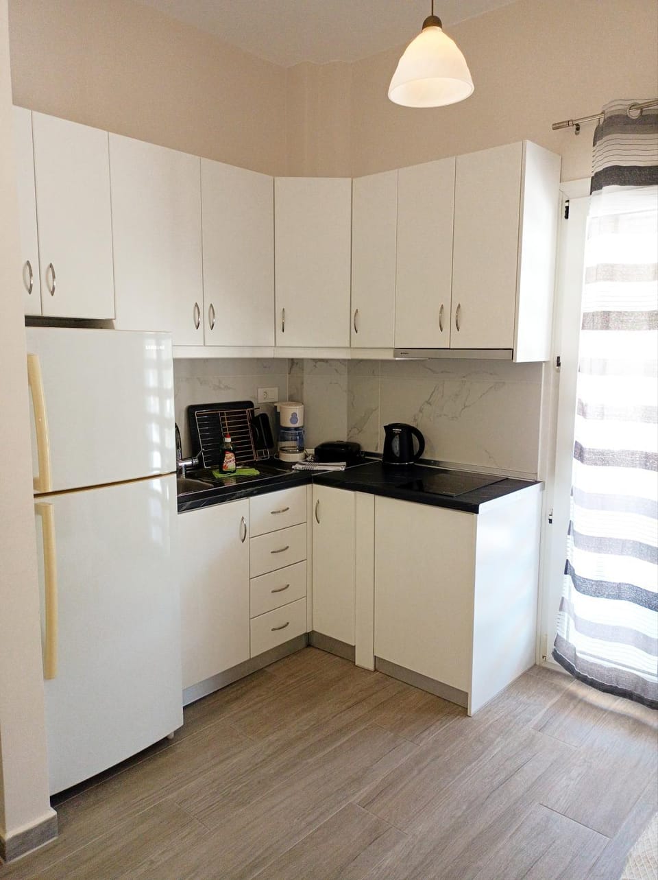 Coffee/tea facilities, Kitchen or kitchenette, stove