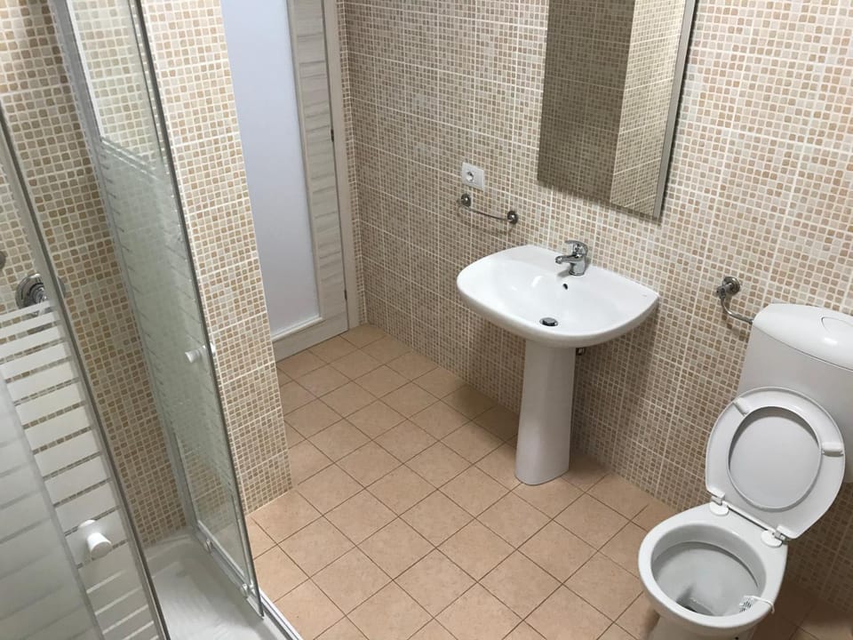 Shower, Toilet, Bathroom, bidet, towels