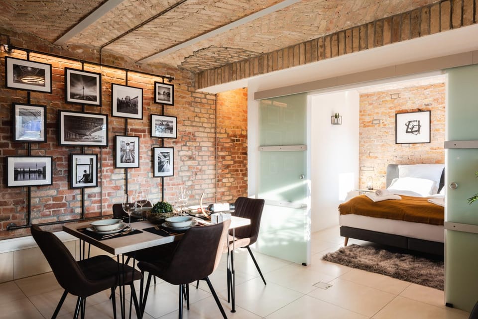 Bed, Living room, Photo of the whole room, Decorative detail, Seating area, Dining area, Bedroom, internet