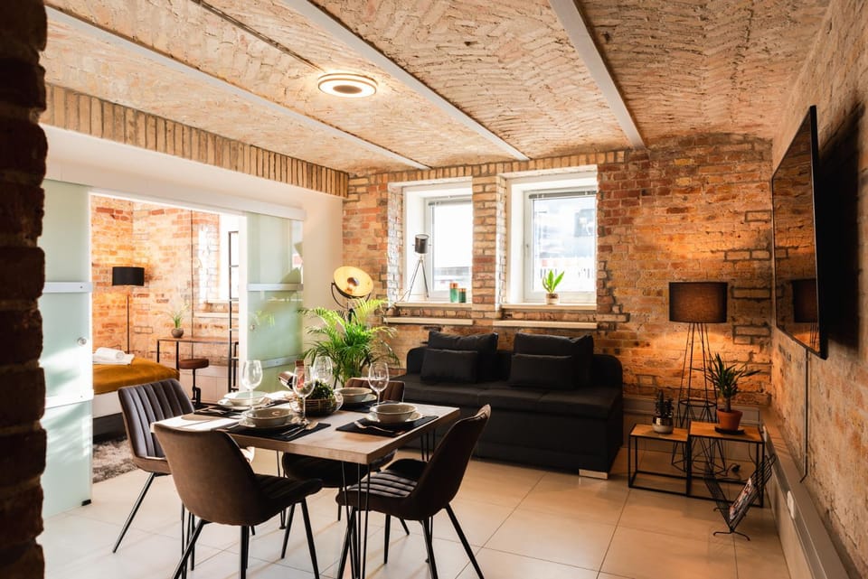 Property building, TV and multimedia, Living room, Decorative detail, Dining area, Evening entertainment, internet