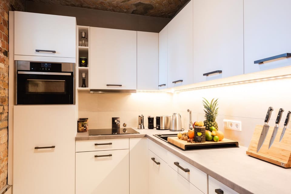 Coffee/tea facilities, Kitchen or kitchenette, Decorative detail, oven, stove, toaster
