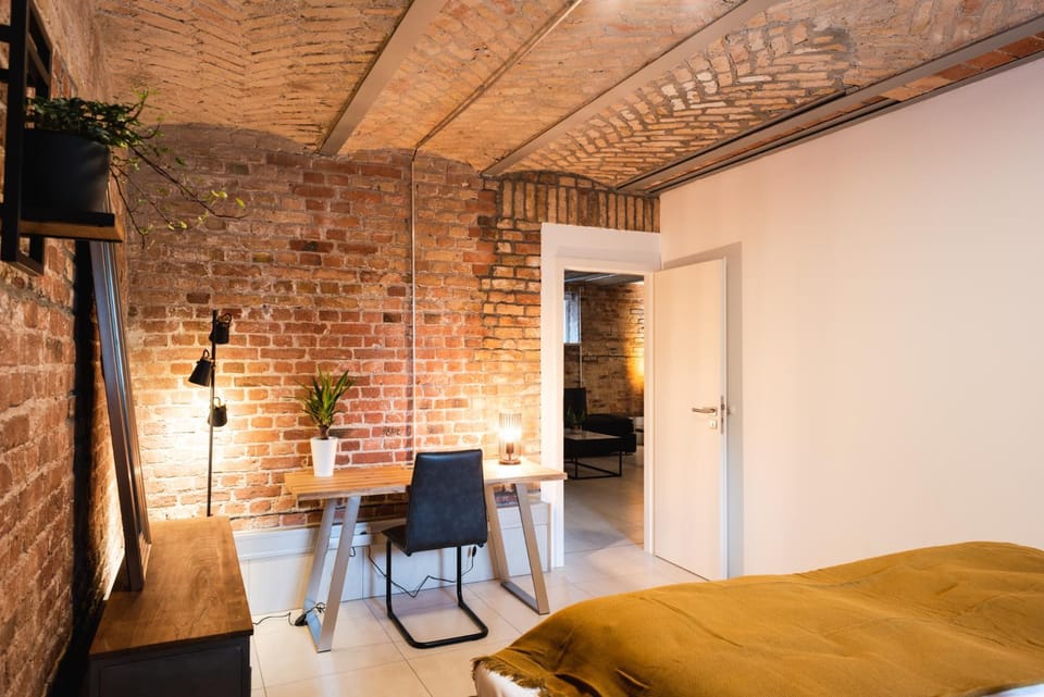 Bed, Photo of the whole room, Decorative detail, Seating area, Bedroom