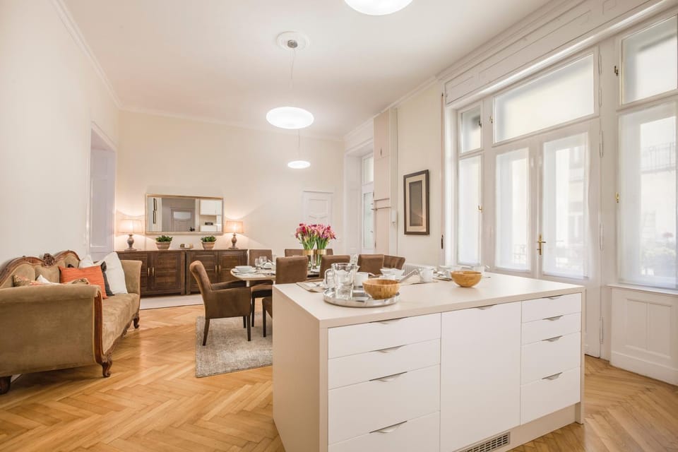 MODERNIZED Unique Huge Central Apartment On 135sqm Apartment in Budapest