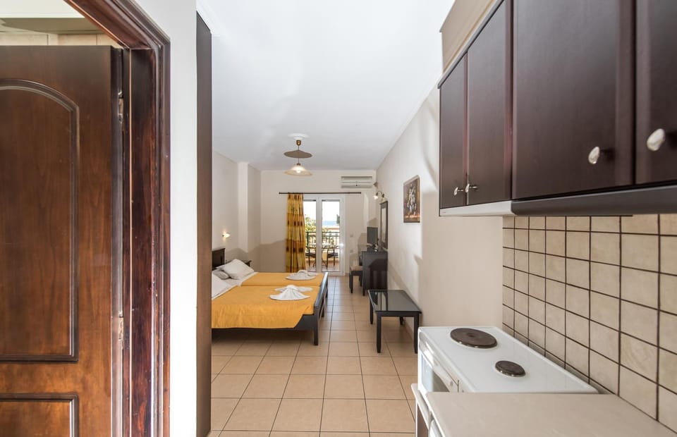 Kitchen or kitchenette, Bedroom