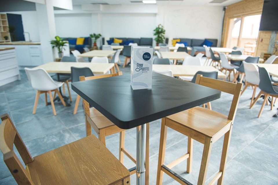 Restaurant/places to eat, Lounge or bar, Communal kitchen