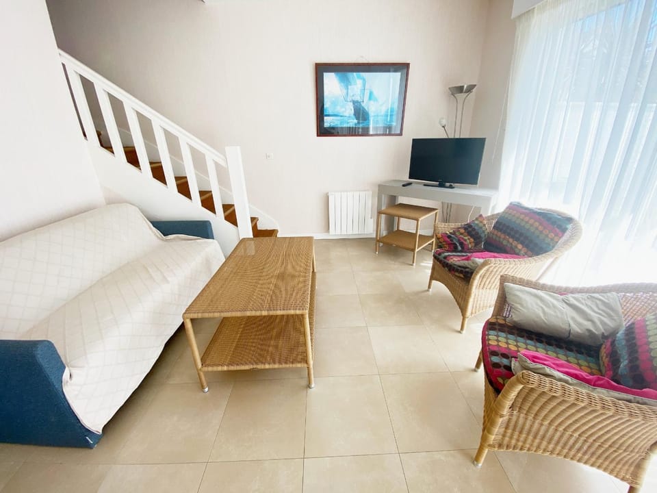 Communal lounge/ TV room, Living room