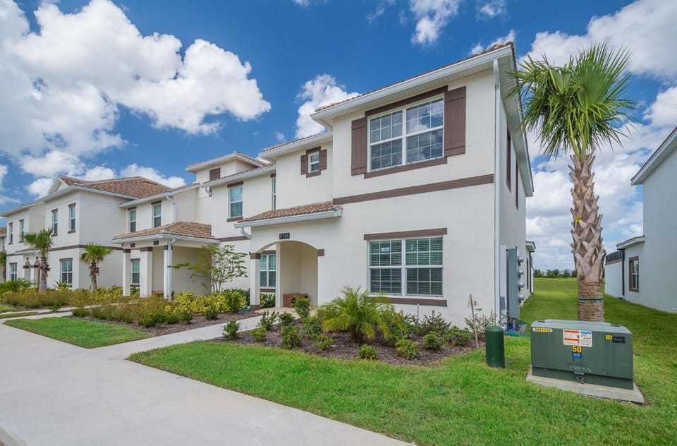 8981AV Townhouse 5 Beds & 4 Baths with Private Pool House in Four Corners