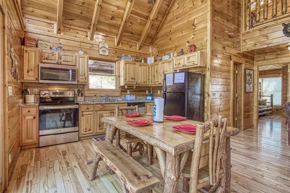Heavenly Bear, Hot Tub, FREE Attraction tickets for each paid day, Pool Table, WIFI!!! Chalet in Gatlinburg