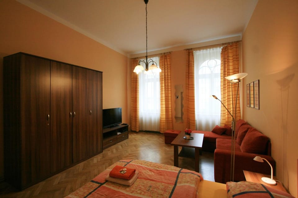 Bed, TV and multimedia, Seating area