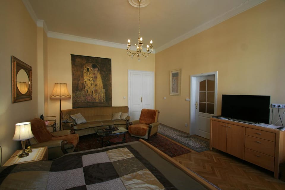 Bed, TV and multimedia, Seating area