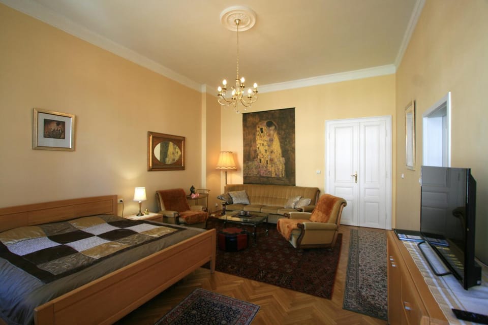 Bed, Seating area