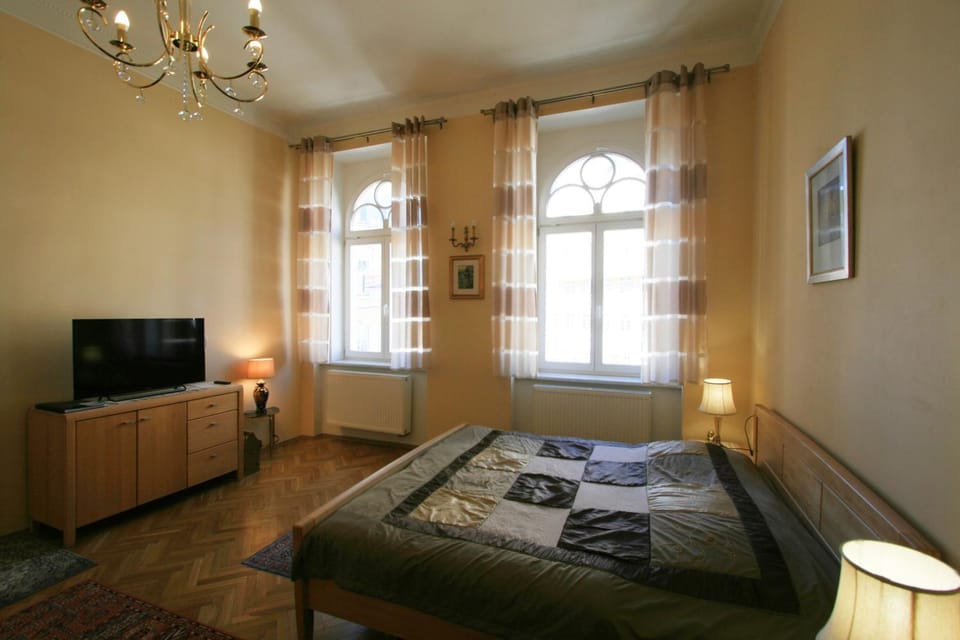 Bed, TV and multimedia, Bedroom