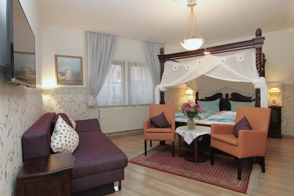 Bed, Photo of the whole room, Seating area