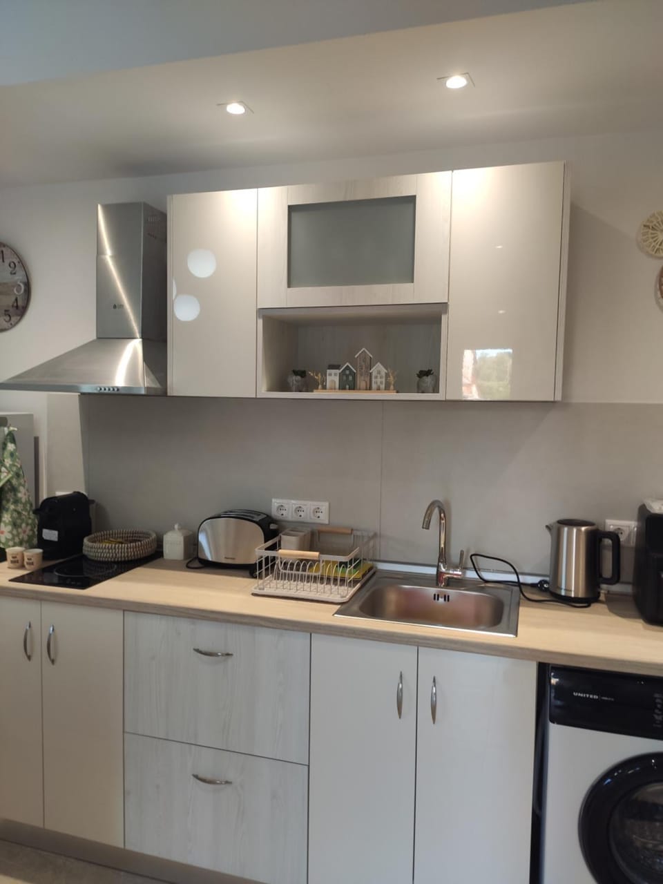 Coffee/tea facilities, Kitchen or kitchenette, stove, toaster