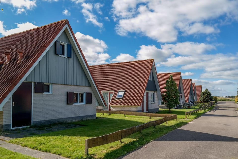 Lilian Modern Holiday home at a typical dutch canal, close to the Lauwersmeer House in Anjum