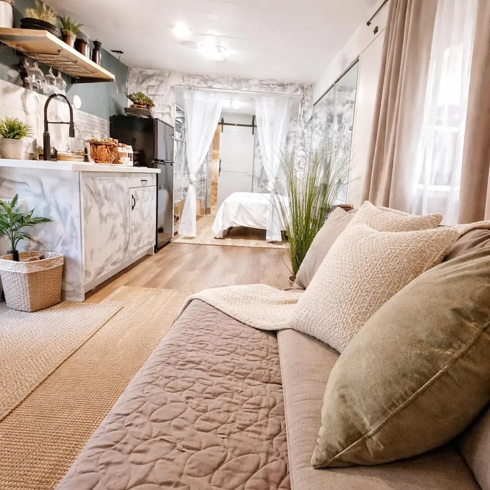 Bed, Kitchen or kitchenette, Living room, Photo of the whole room, Seating area, Bedroom