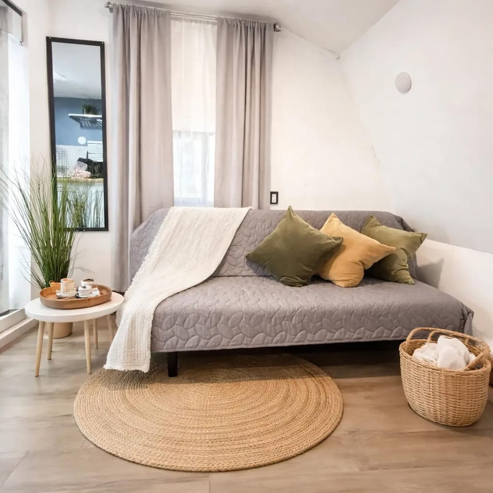 Bed, Living room, Photo of the whole room, Seating area, Bedroom